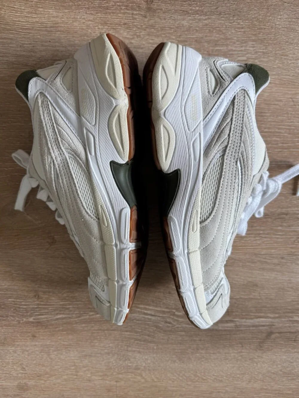 Puma White + Green Sneakers in Size 10